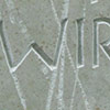 Grabmal mit Inschrift und gekratzten Linien